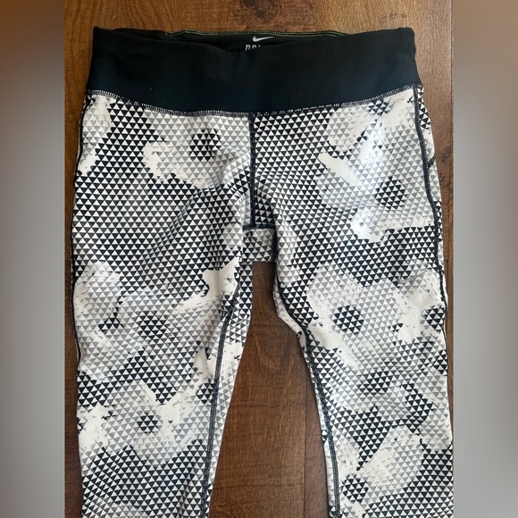 Nike Womens cropped running leggings Sz small drifit - Picture 2 of 6